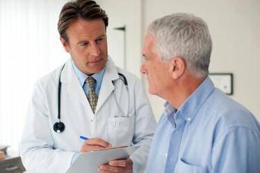 Der Arzt verschreibt eine Behandlung gegen Prostatitis